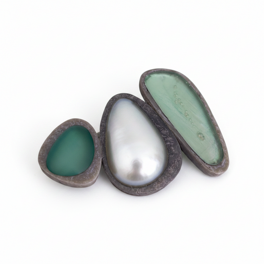 Broche façonnée de 3 éléments en résine irisée dans les tons bleu clair.fermoir aimant. Pièce unique, fabrication française.
