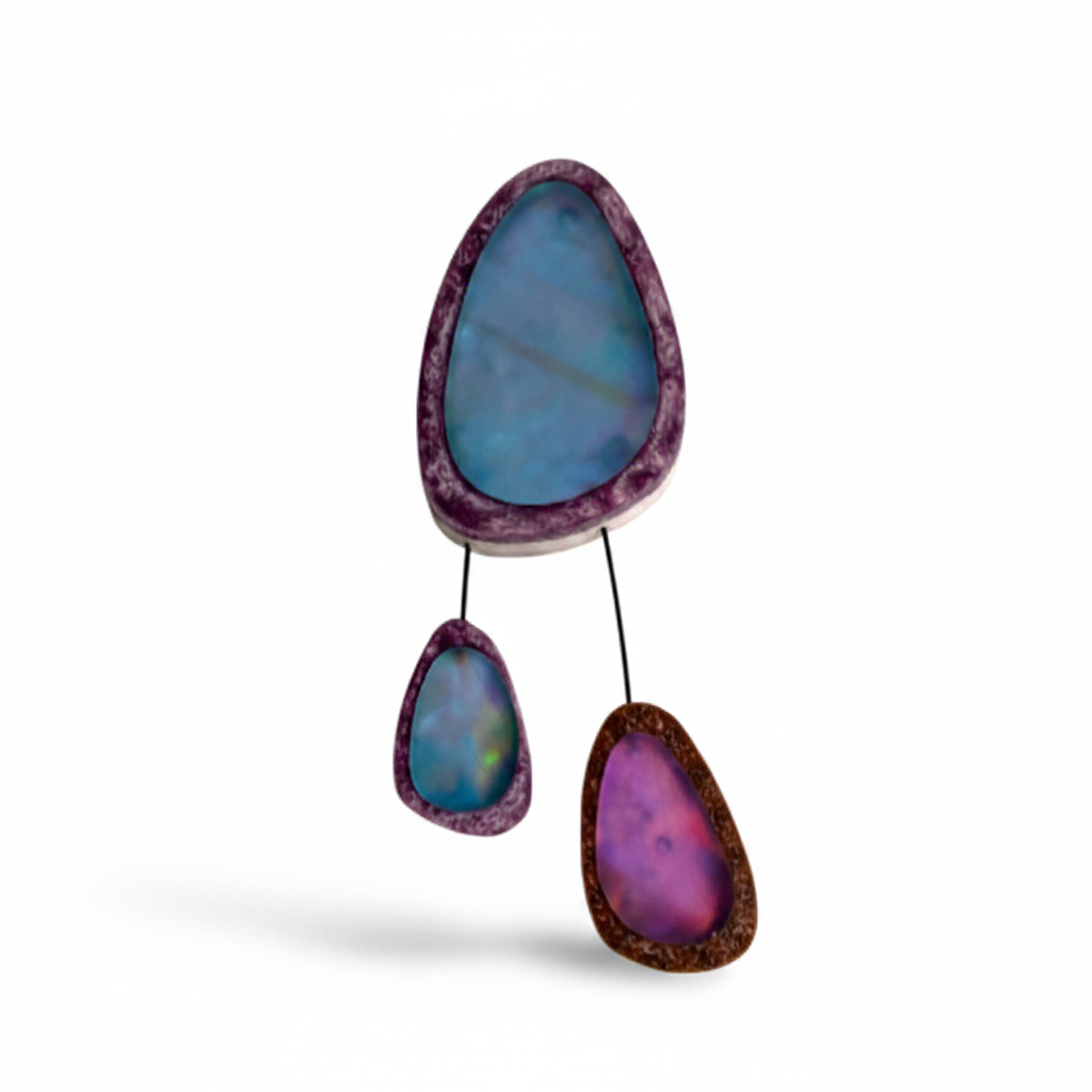 Broche XL en résine bleu et violet composée de trois éléments de différentes tailles,deux petits éléments sont reliés au plus grand par un cable rigide noir. fermeture aimant